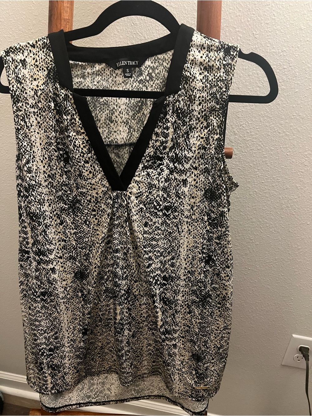 Ellen Tracy Black and Cream V-Neck Printed Sleeveless Camisole
